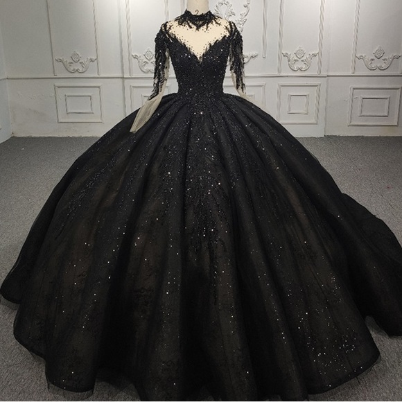 Many wedding dresses available - Picture 16 of 16